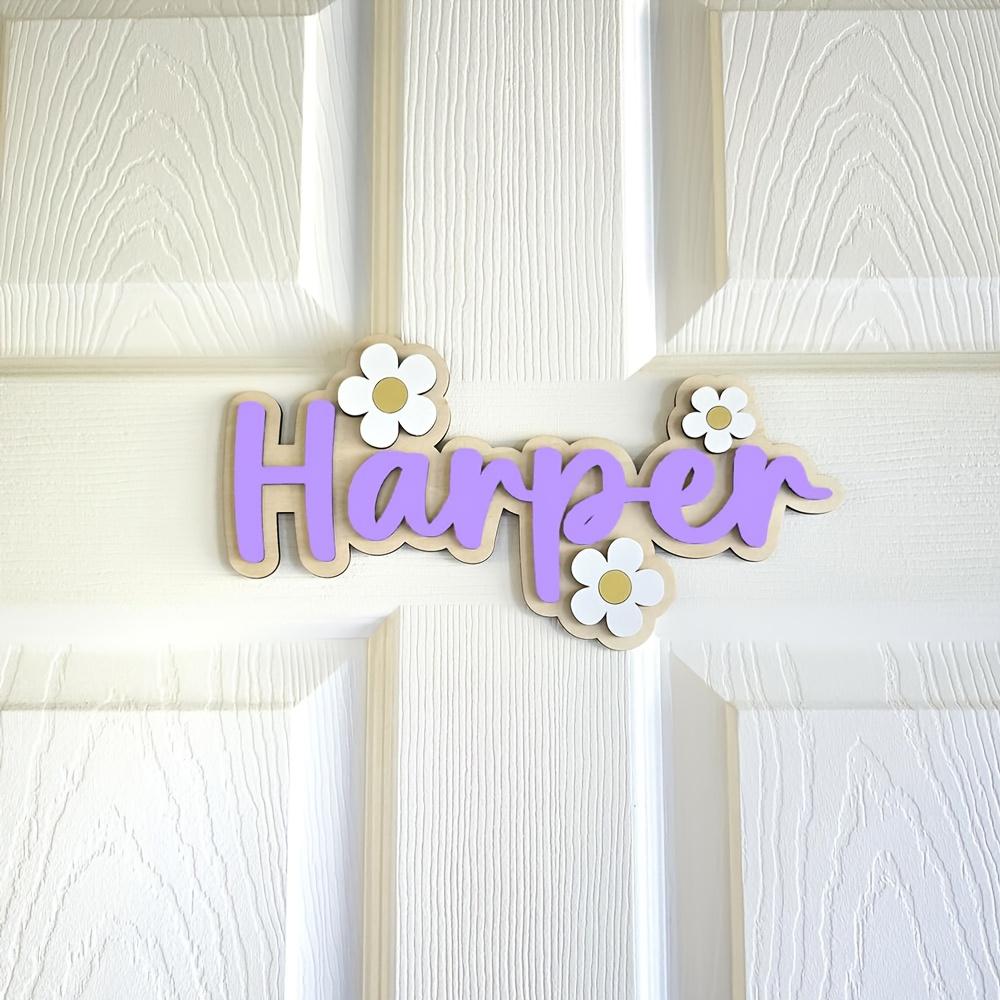

Customized wooden name tag with daisy design - personalized Harper purple letters and floral decoration, suitable for baby roo L