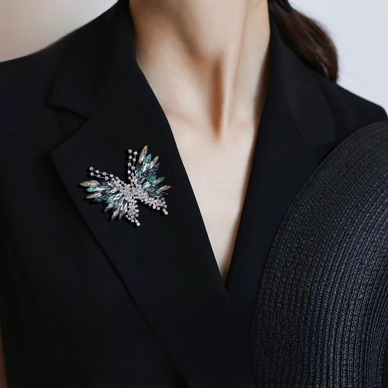 Fashionable Three-dimensional Butterfly Brooch, Women's Light Luxury and Elegant Super Sparkling Animal Brooch, Suit Pin