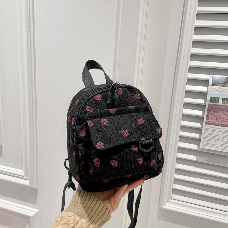 

Уникальный мини-рюкзак с клубникой, изготовленный из легкого полиэфирного волокна. Оснащен регулируемыми плечевыми лямками, застежкой-молнией и функцией ручной стирки.