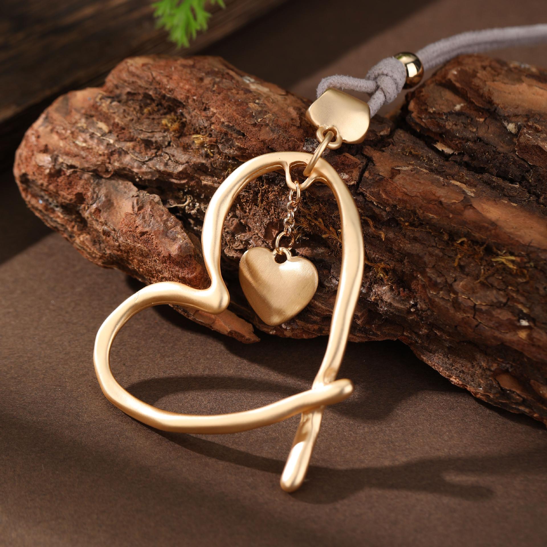 

Новое матовое полое сердце, кожаный шнурок, длинная подвеска, женское универсальное бархатное длинное колье в форме сердца