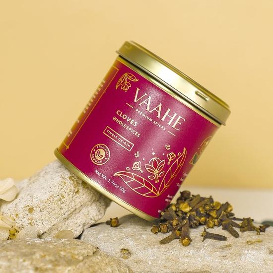 Clous de girofle entiers de qualité supérieure VAAHE (Laung) | Origine unique (Kerala) | Fraîchement emballé | 100 % pur et naturel | Boîte métallique de qualité supérieure (50 g)