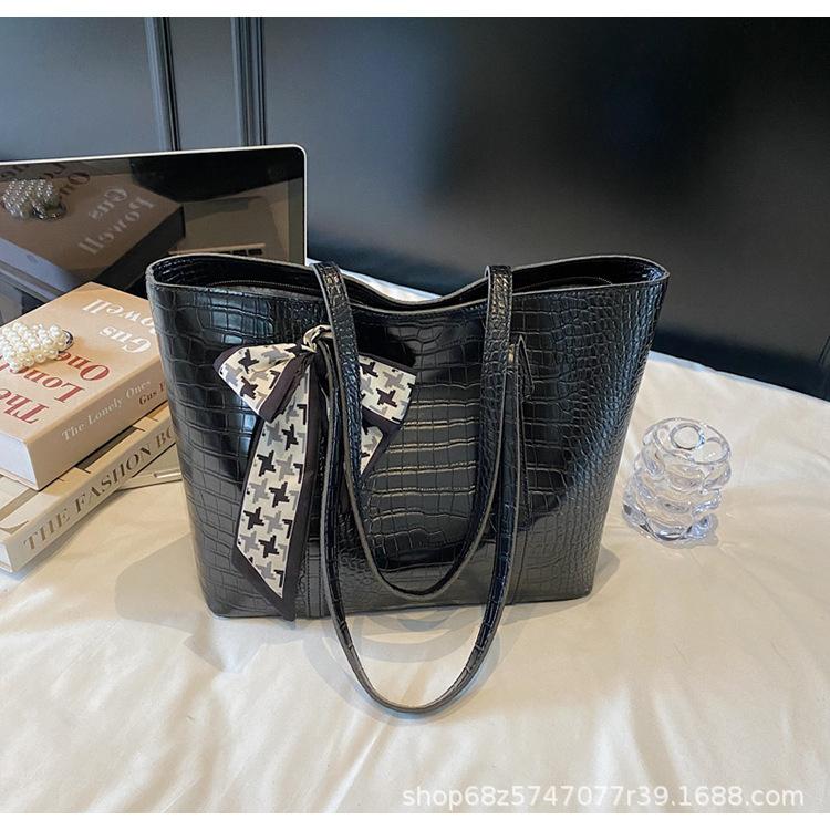 

Вместительная повседневная сумка-тоут для путешествий, лето 2025, новая модная темпераментная рабочая сумка-подмышка большого размера чёрный