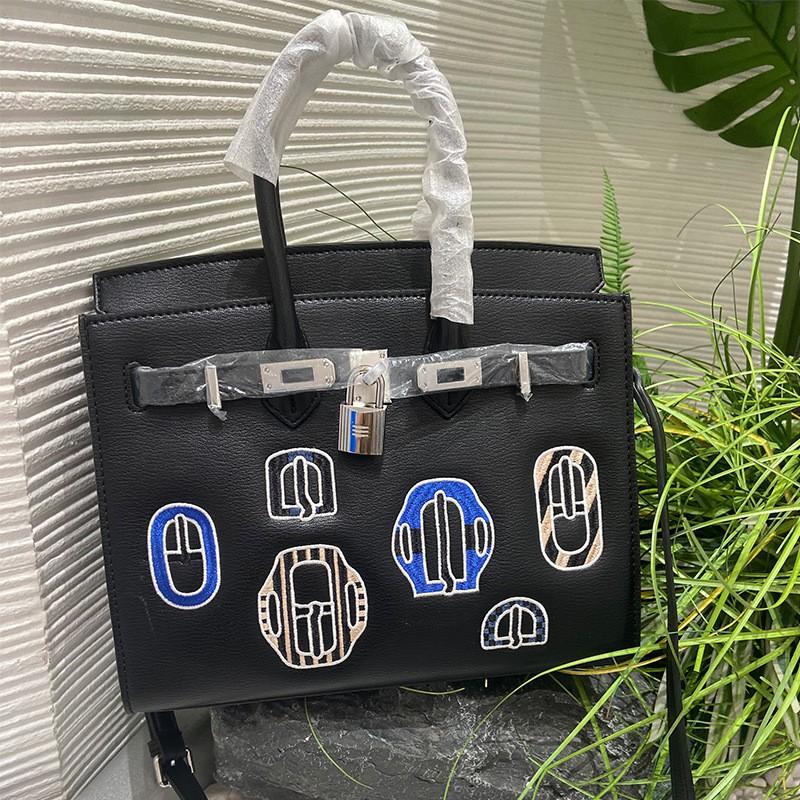 

Women s Bag High-texture Cowhide Portable Light Luxury Embroidered Diagonal Briefcase Small 20x10x16CM