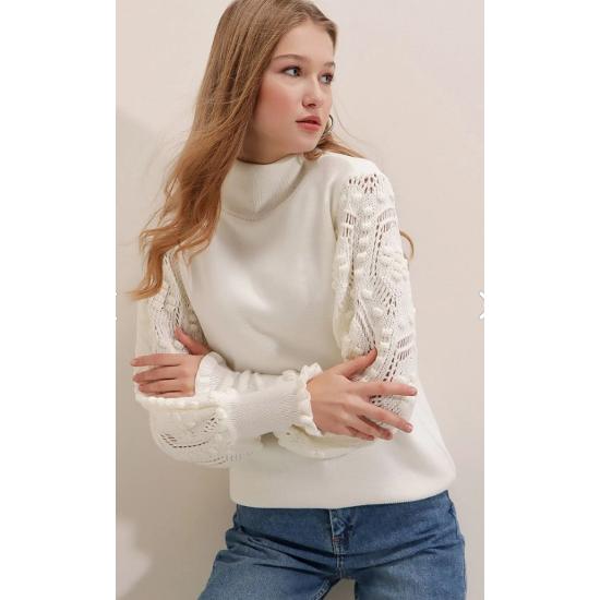 

Женский белый кружевной свитер с рукавами получерепаха и детальной отделкой s