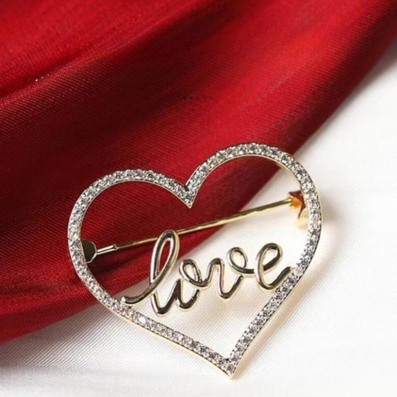 Modische Herz-Buchstaben-Strass-Broschen für Damen Exquisites Design Anstecknadel Kleiderabzeichen Corsage Schmuckzubehör