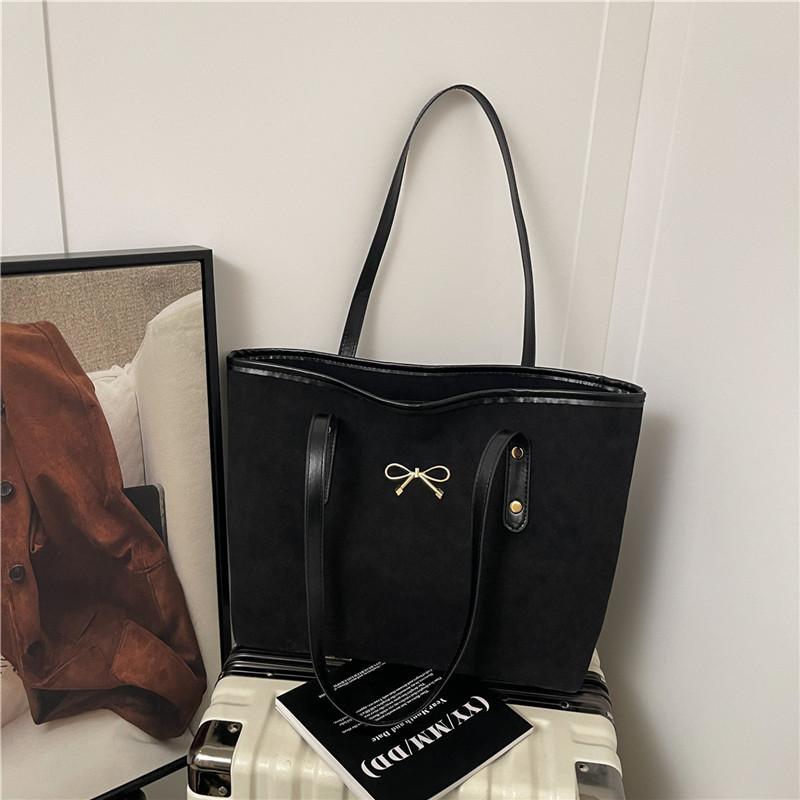 Large Capacity Tote Bag For Women With Zipper Closure And Streetwear Design