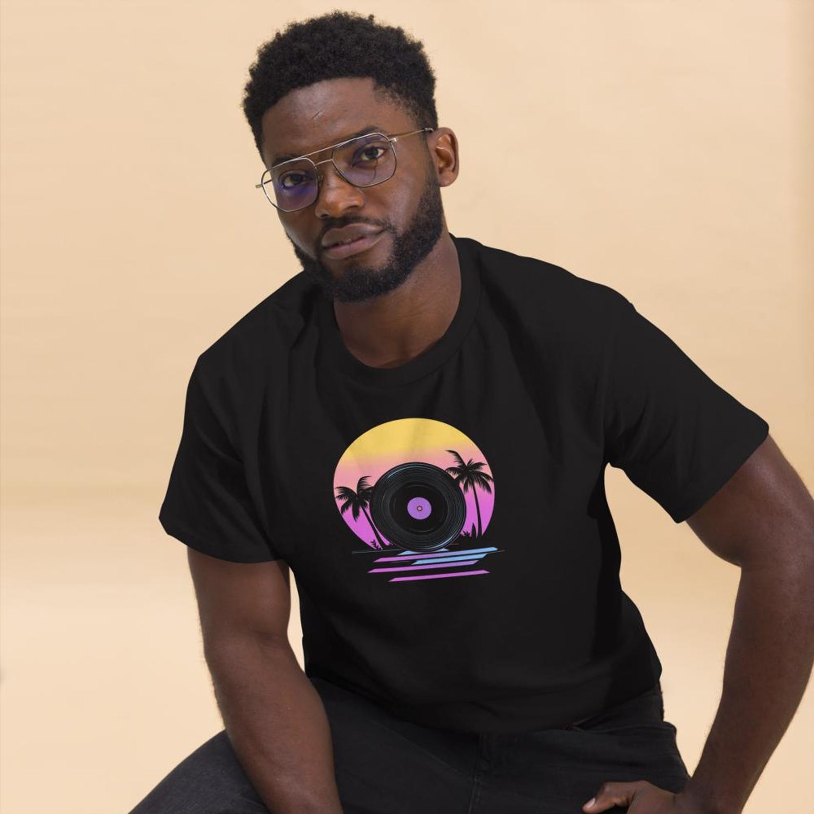 Vinyl Sunset T-Shirt – Retro Palm Tree Record Shirt – DJ Unisex Graphic Tee for Music Lovers, Summer Vibes & Festival Style 3XL