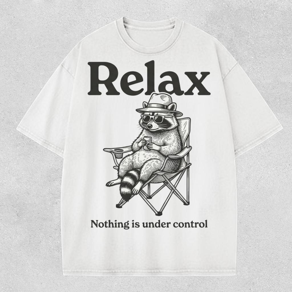 T-shirt Rilassati Niente È Sotto Controllo, Maglietta Vintage Procione Chill, T-shirt Comfort Colors Procione della Spazzatura