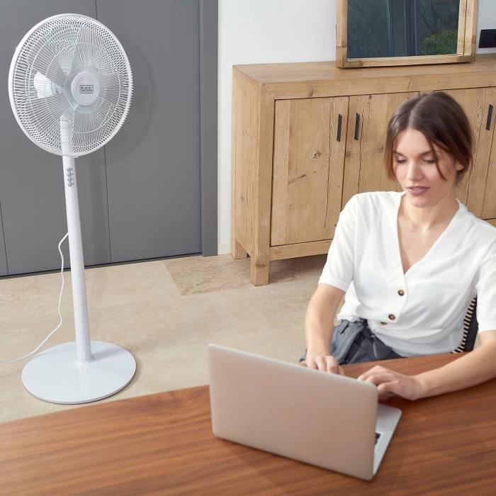 Ventilateur sur pied BLACK+DECKER BXEFP60E de 60W, 3 vitesses, 5 pâles, système automatique oscillation, inclinaison adaptable