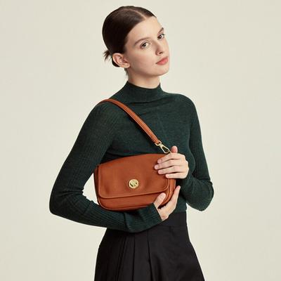 Diese Retro Leder Umhängetasche ist eine vielseitige kleine quadratische Leder-Damenhandtasche.