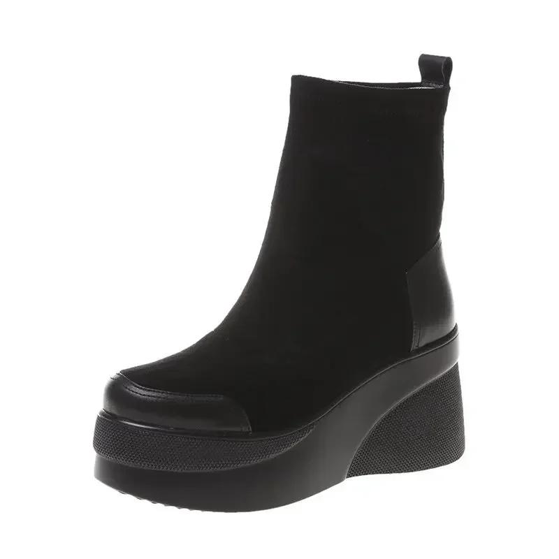 Autumn and Winter New Short Boots for Women, Fashionable Classic Black Boots, Casual and Comfortable Thick Soled Snow Boots