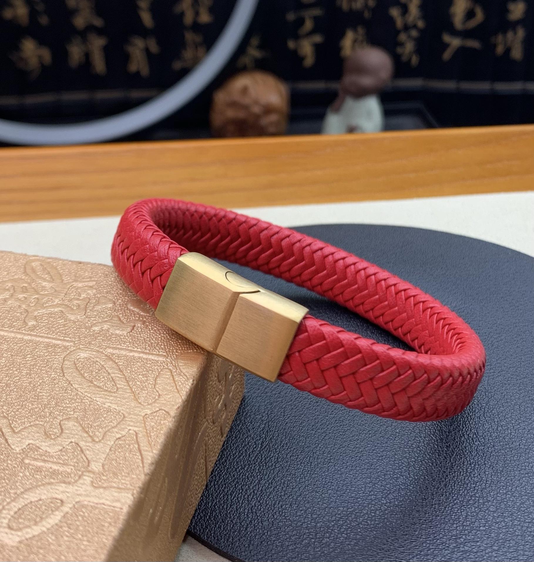 

Червоний Шкіряний Плетений Браслет для Чоловіків – Модний Червоний Мотузковий Подарунок на Рік Змії. 19 cm