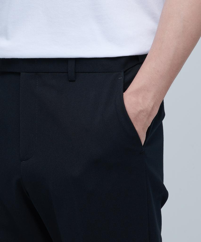 MUSINSA STANDARD Lightweight Relaxed Tapered Hidden Banding Crop Slacks [Black]