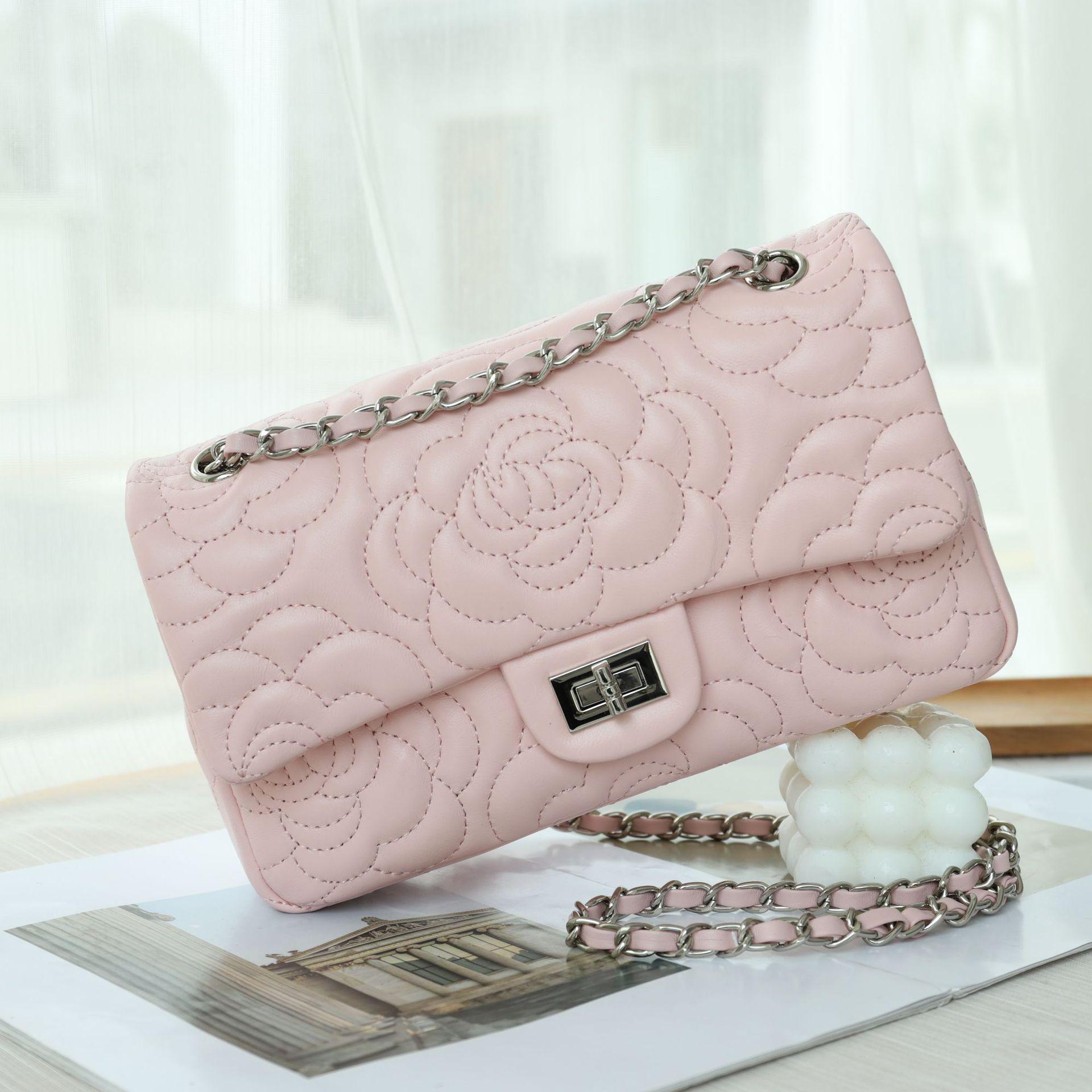 

Элегантная сумка-цепочка Camellia 2025 года: Ароматная, высококачественная козья кожа, квадратный дизайн 26cm x 8cm x 15cm