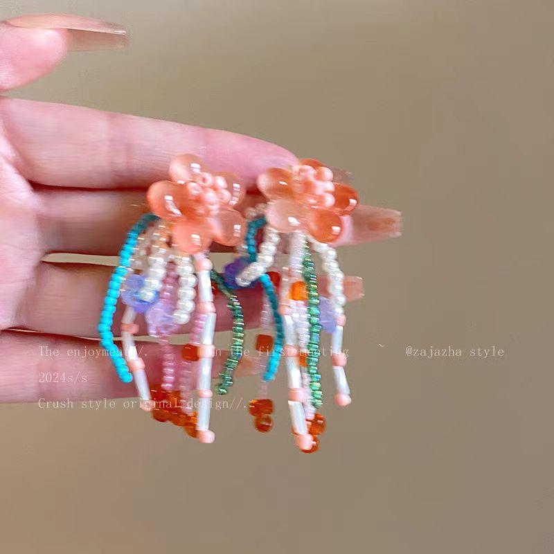 Glazurowane małe kwiatowe kolczyki sztyfty z frędzlami i koralikami, kolczyki wakacyjne z leśną energią, kolczyki odpowiednie do twarzy kwadratowych i okrągłych