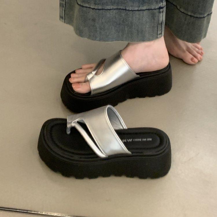 

Slippers women s 2025 summer new wear Velcro muffin thick bottom stepping on shit feeling fashionable and lightweight beach shoes 40 серебряный