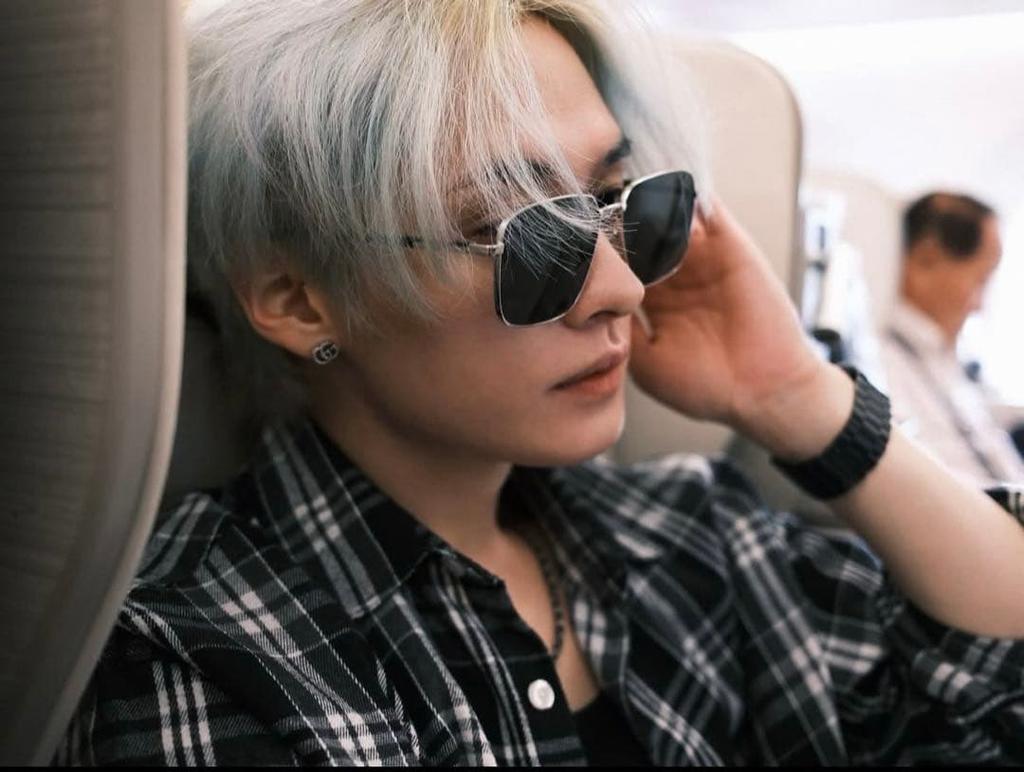 [USED] straykids Reno wearing FILLUMINATE check shirt