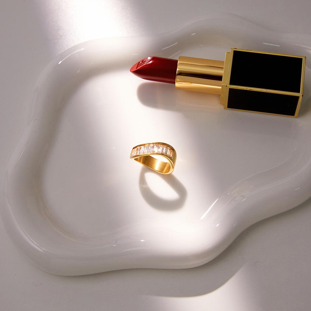 Yori White Square Cubic Zirconia Wave Ring 18k Gold Color Pvd Plated Stainless Steel Fashion Finger Jewelry Accessories Gift