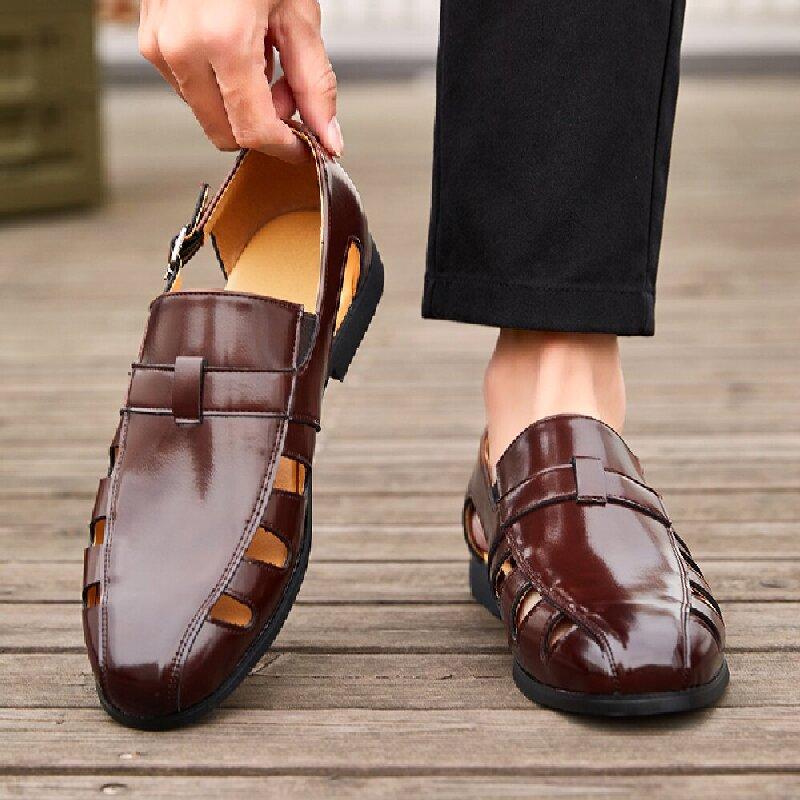 Moda Estate Uomo Classiche Sandali da Spiaggia Un Elegante Gentiluomo Designer Dall'Europa America Sta Indossando Sandali alla Moda Taglia 38-46