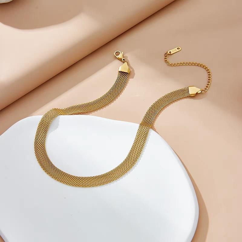 

Trendy Metal Clavicle Choker: Women s Stylish Letter Necklace