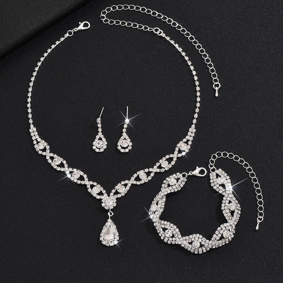 

Легкий роскошный комплект из ожерелья, браслета и серег со стразами, полный комплект из бриллиантов