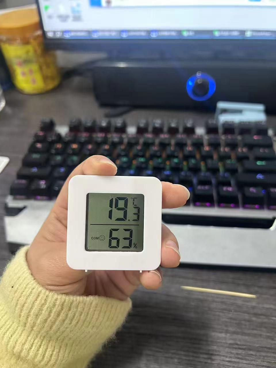 

Compact Indoor Temperature & Humidity Monitor - Wall-Mounted Digital Thermometer & Hygrometer