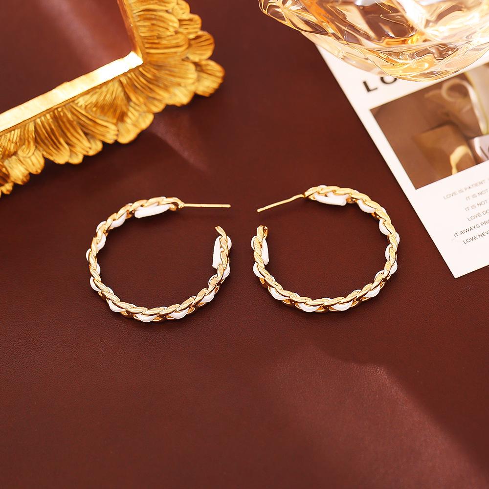 

European & American C-Circle Woven Stud Earrings 925 Silver Needle: High-End, Fashionable Socialite Style for Autumn & Winter.