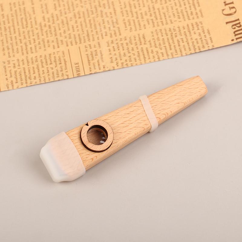 1 Stück Holz-Kazoo. Kazoo-Holzflötenbegleitung. Anfängerflöte ist einfach zu erlernen und das Instrument zu spielen.