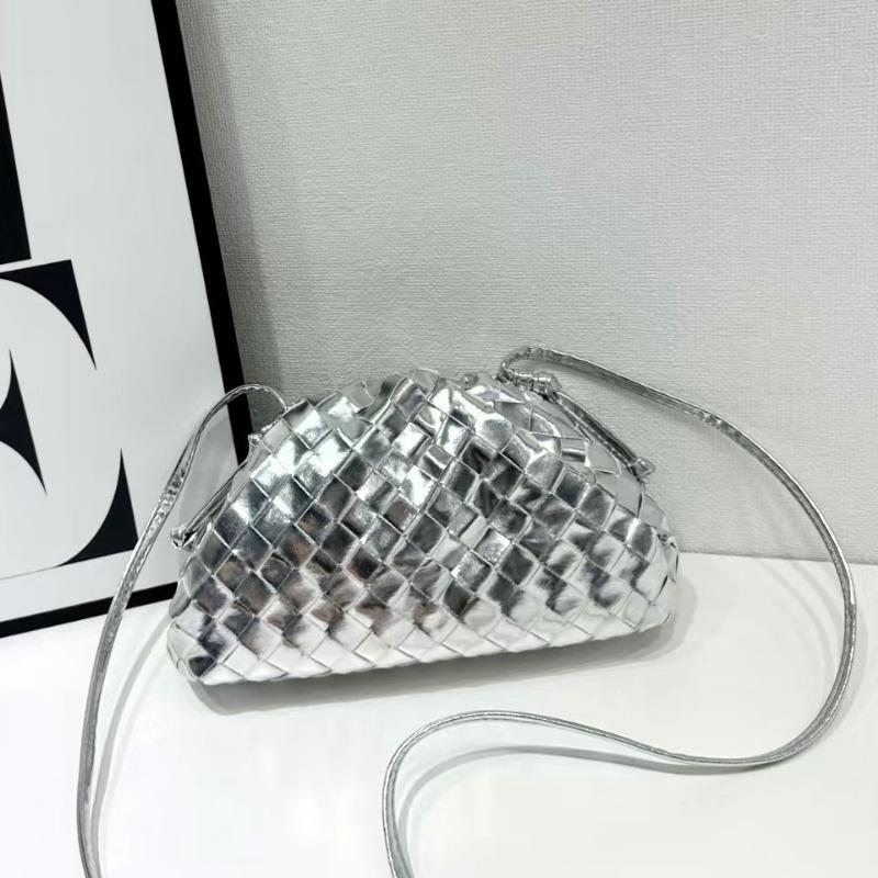 Neue plissierte gewebte Wolkentasche Nische Knödeltasche Windclip Weichleder Umhängetasche Wind