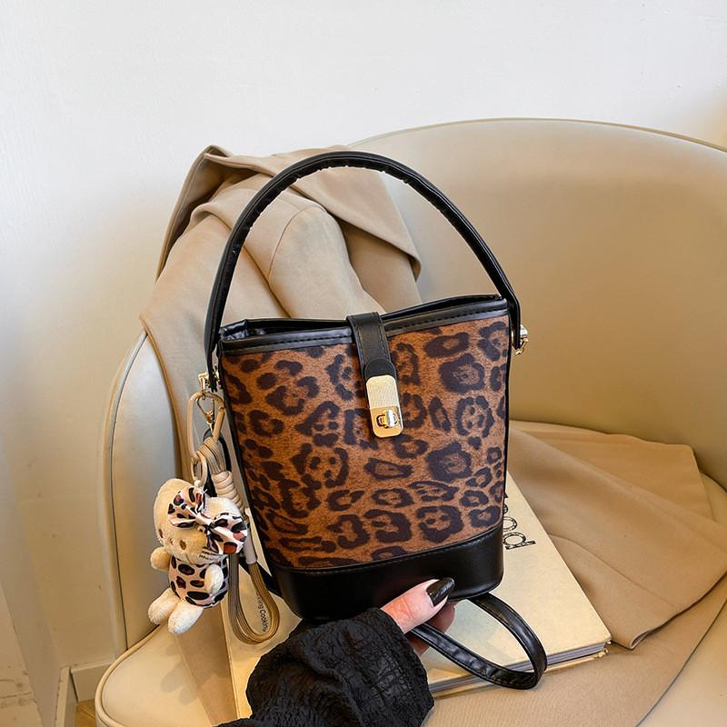 

Chic And Fashionable Bucket Bag Modern Small Crossbody Handbag For Daily Use BlackBrown,Without Pendant