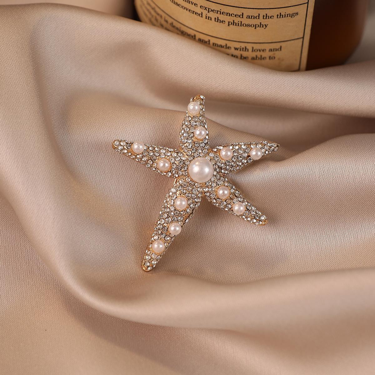 

Персонализированная брошь из сплава в виде морской звезды с высококлассным и легким роскошным дизайном — это нишевый и универсальный аксессуар для женских пальто.