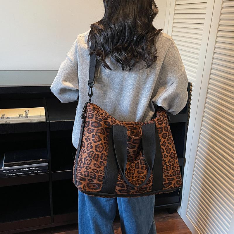 A Fashionable and Retro Large-capacity Single-shoulder Crossbody Bag for Casual Commuting