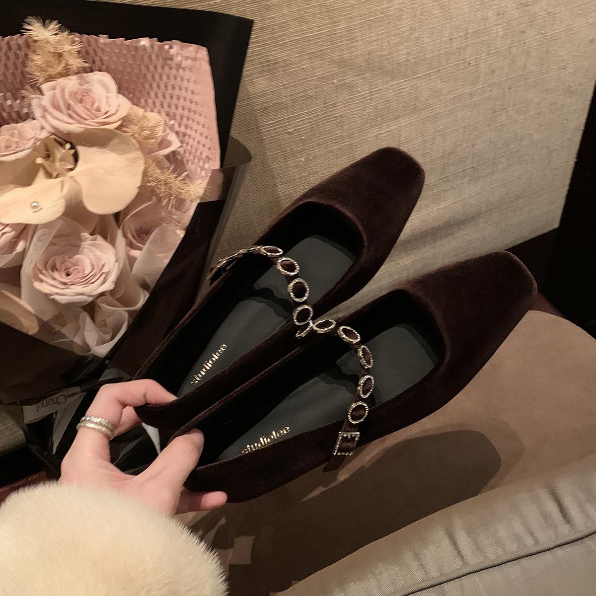 

Sheepskin version~ French square head shallow mouth temperament rhinestone word with Mary Jane shoes women s suede low heel flat sole single shoes 35 темно-коричневого