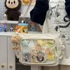 2025 College Style Dámská messenger taška s velkou kapacitou - Průhledný odznak s knoflíkem Ita Bag