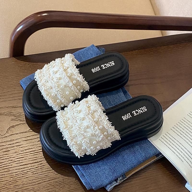 Xiaoxiangfeng women's shoes pearl slippers women's summer wear 2025 new flat casual Internet celebrity one-word thick-soled sandals