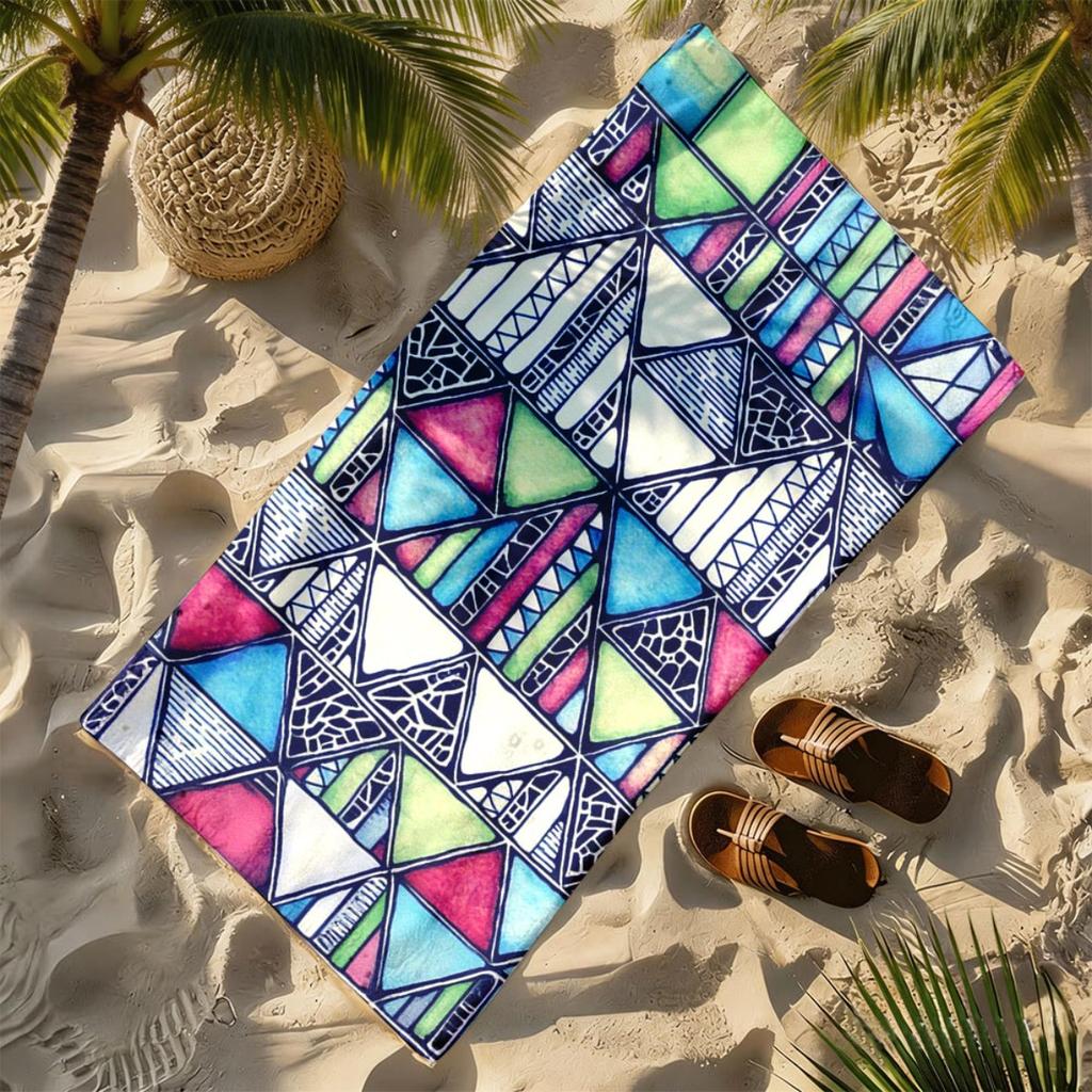 La serviette de plage en microfibre de polyester sur le thème de la tribu des triangles à l'aquarelle est très absorbante, adaptée à la natation et aux sorties à la plage.