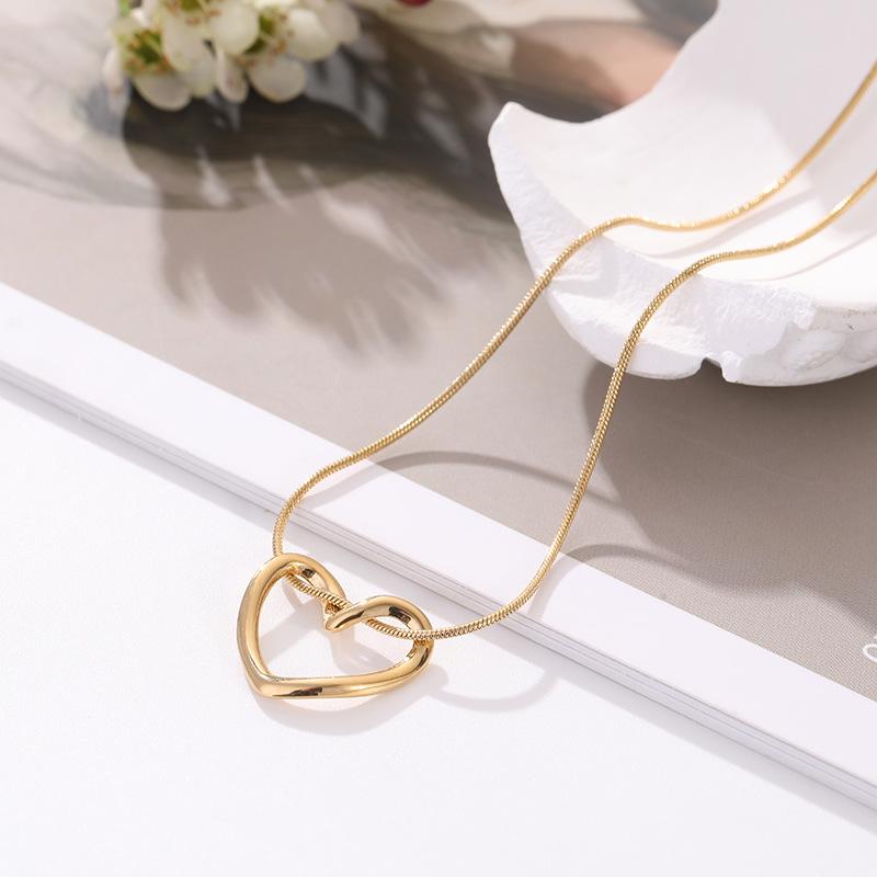 French Fashion Temperament Hollow Love Necklace Personalized Design Titanium Steel Necklace Women Do Not Fade Versatile