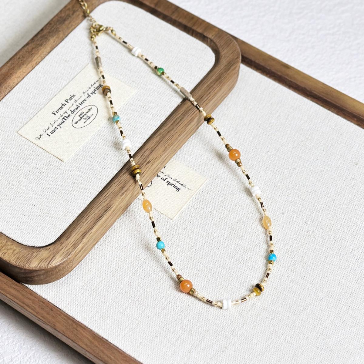 Яркое ожерелье на ключицы из натуральных камней и кристаллов