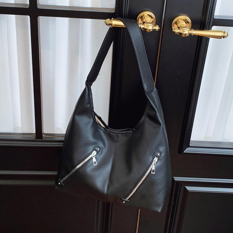 Retro commuter tote bag women s large-capacity casual street trend shoulder messenger bag fashionable and lightweight underarm bag чёрный 1860₽