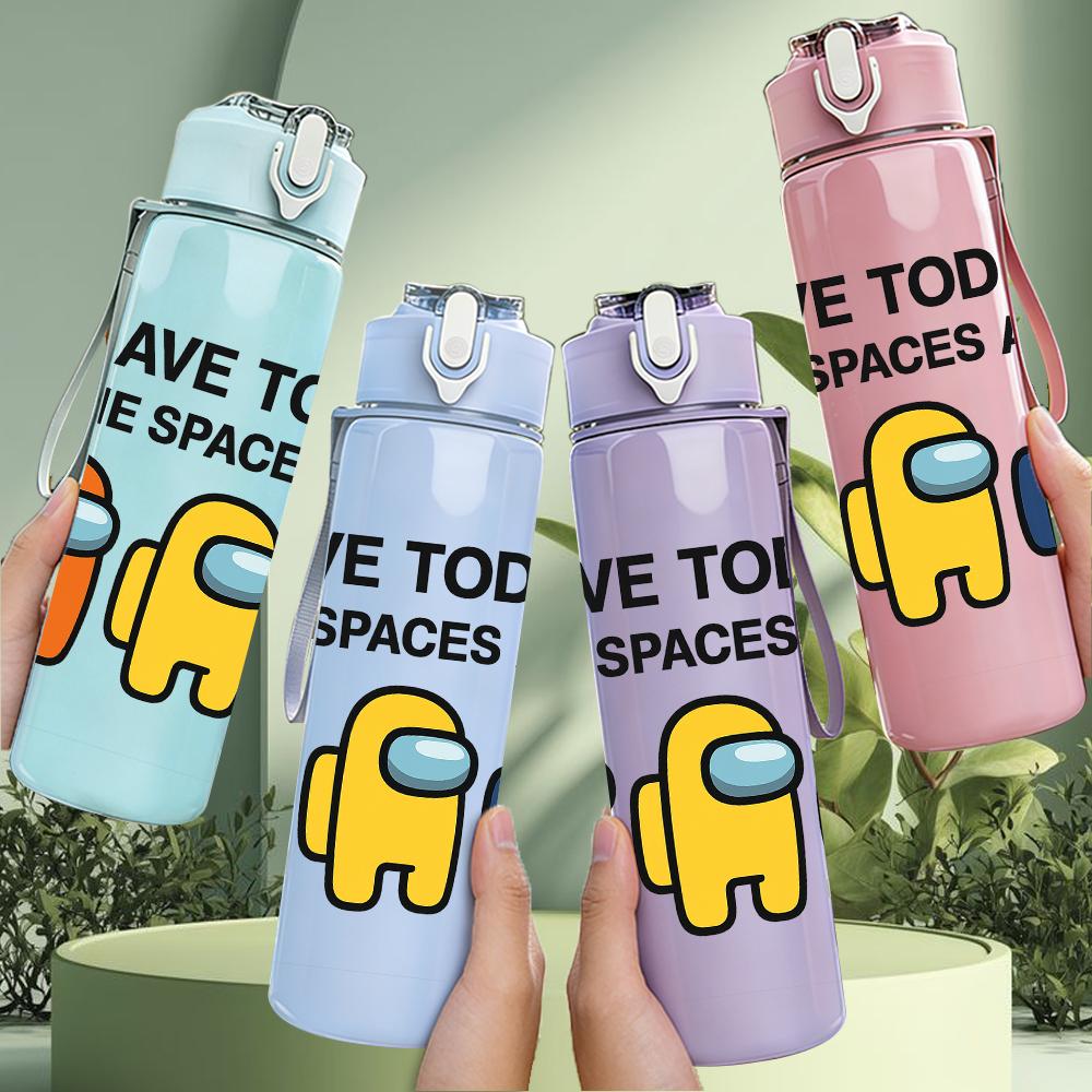 1 Pezzo Salva Spazio Personaggio Equipaggio Gioco Astronavigante 750ml Bottiglia d'Acqua Colorata in Plastica Tappo a Flip con Cannuccia Anti-perdita Per Sport Ufficio Uso Domestico