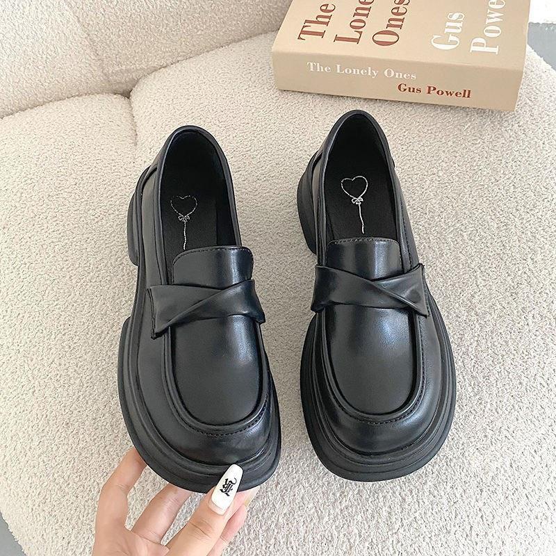 

Весенне-осенние туфли на толстой подошве с увеличением высоты, маленькие кожаные туфли для женщин, новые универсальные туфли в университетском стиле для униформы jk, лоферы на толстом каблуке 40 чёрный