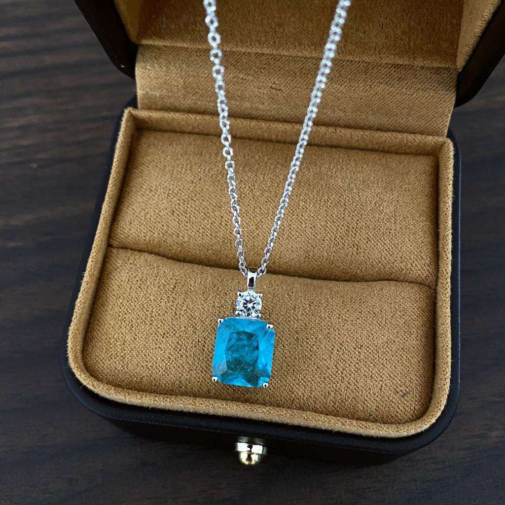 Evropský a americký smaragdový smaragdový přívěsek Retro dámský náhrdelník Elegantní dámský náhrdelník