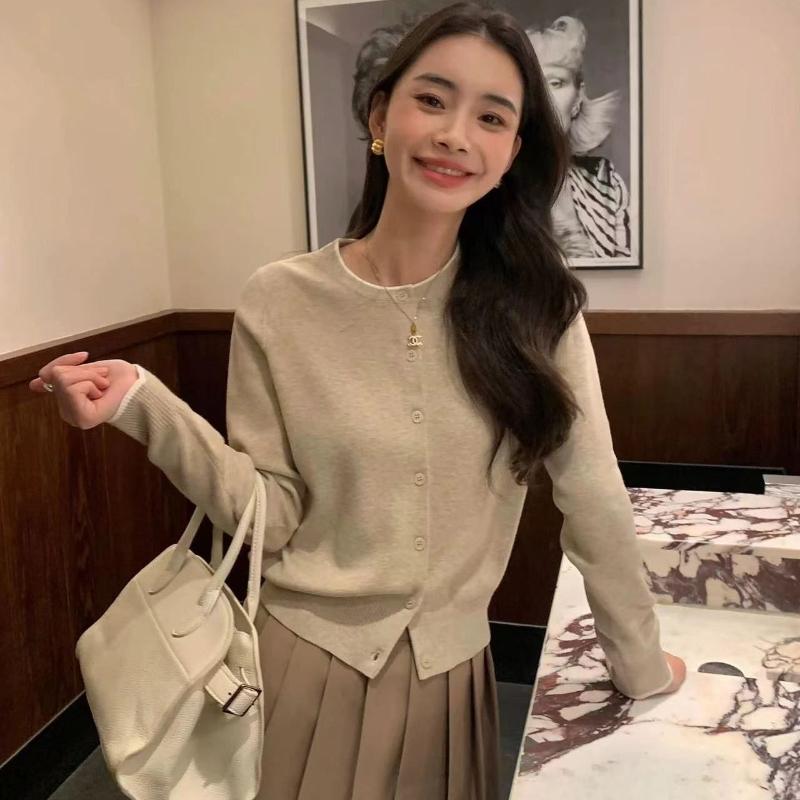 A New Knitted Cardigan for Women's Early Spring and Autumn, A Soft and Laid-back Style Top with A Round Neck and A High-end Look
