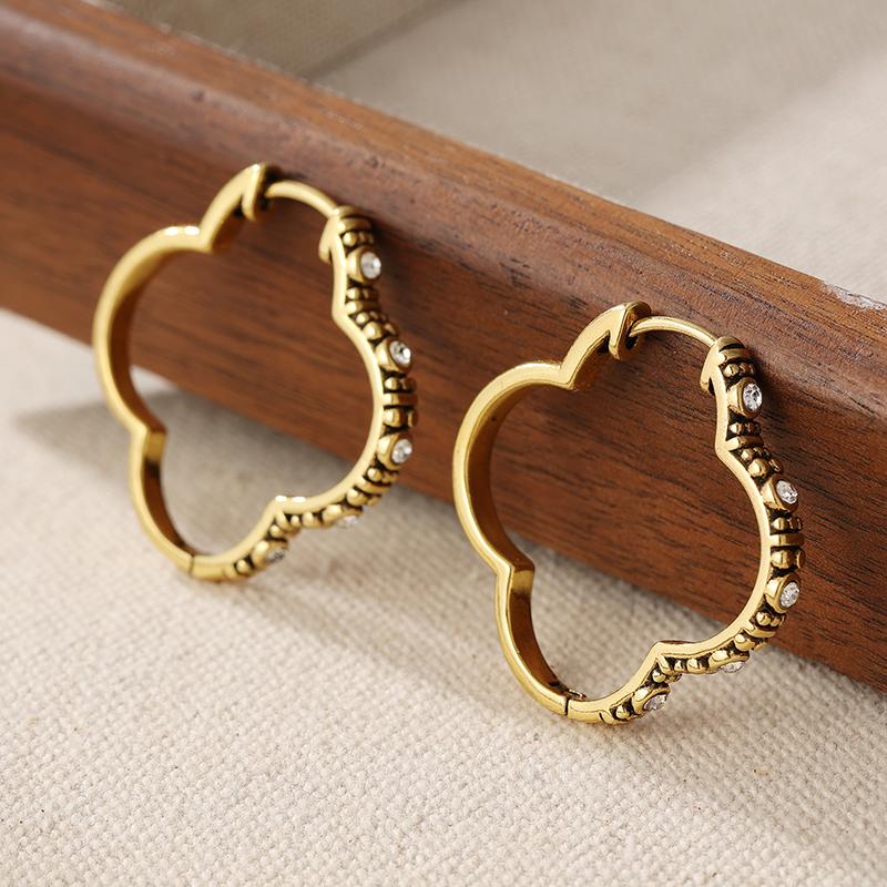 Leichter Luxus Einfache Hochwertige Kupfermaterialien Synthetischer Zirkonia Eingelegte Creolen für Damen Tägliches Pendeln Dating Schmuck