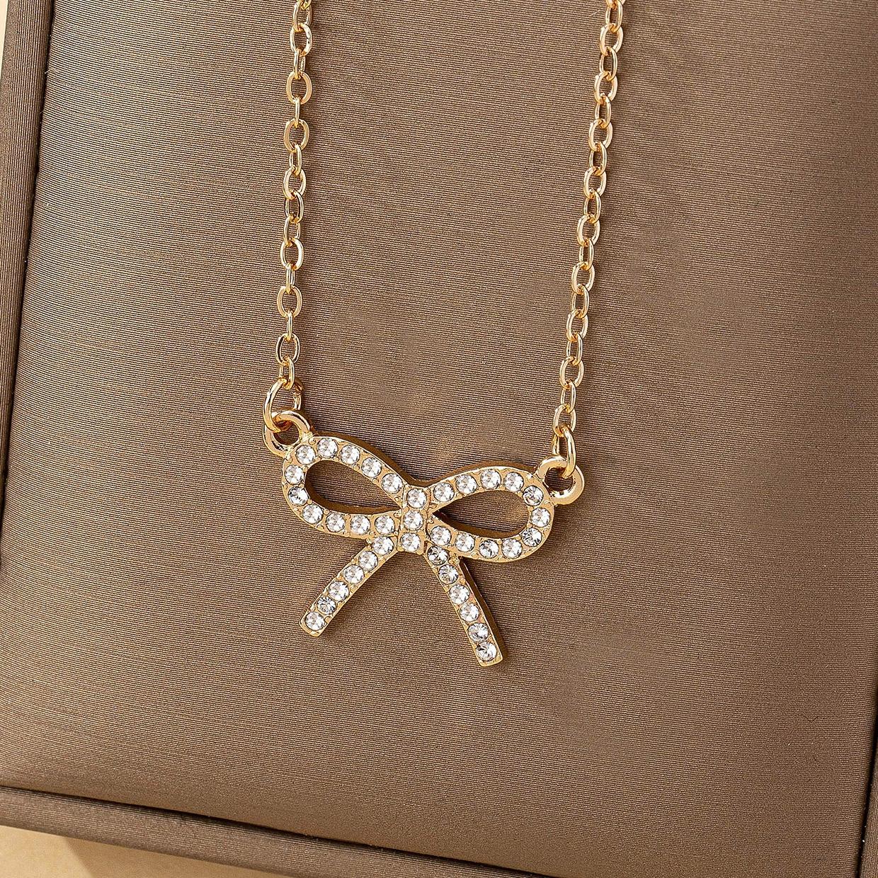 

A Women s Necklace with a Bowknot Inlaid with Glass Imitation Diamonds, a Shiny and Sweet Necklace Suitable for Daily Wear and Vacation Wear