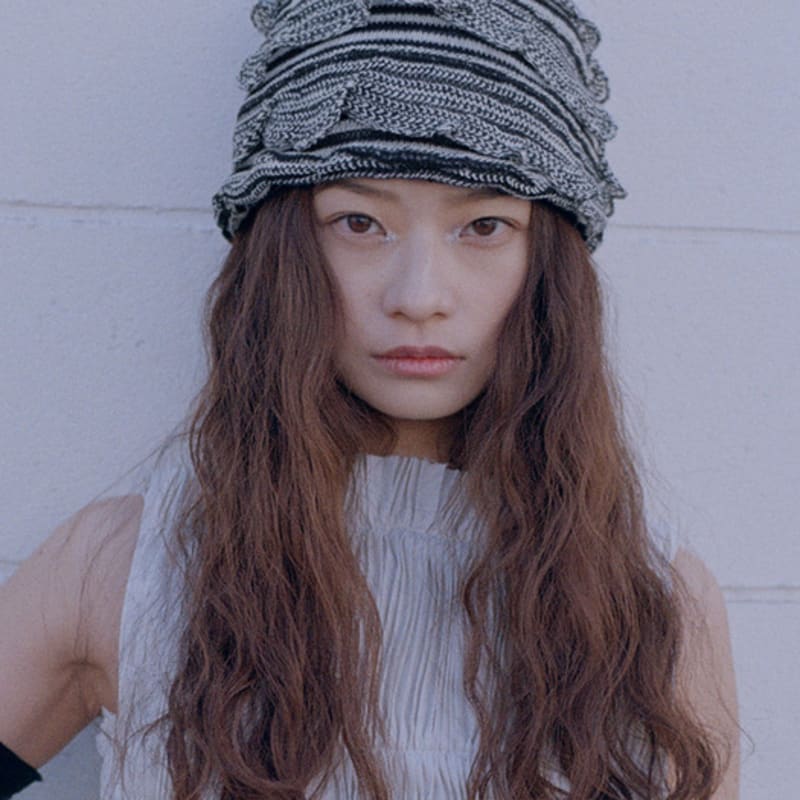 

poesiedame PETAL BEANIE IN DUST single type