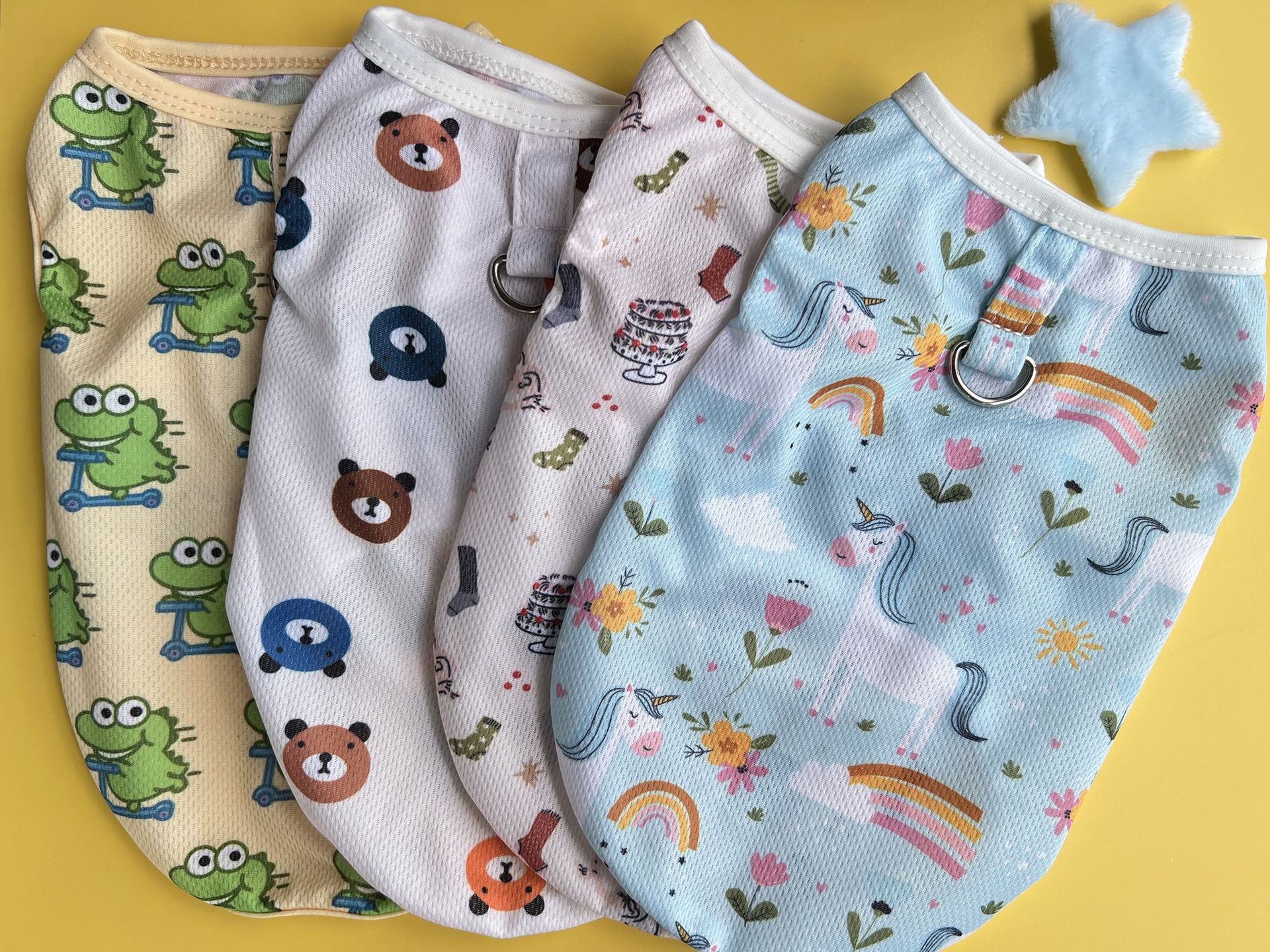 

Dog clothes Spring, summer and autumn new mesh breathable vest can be towed Small and medium-sized dog pet clothes can be towed XS