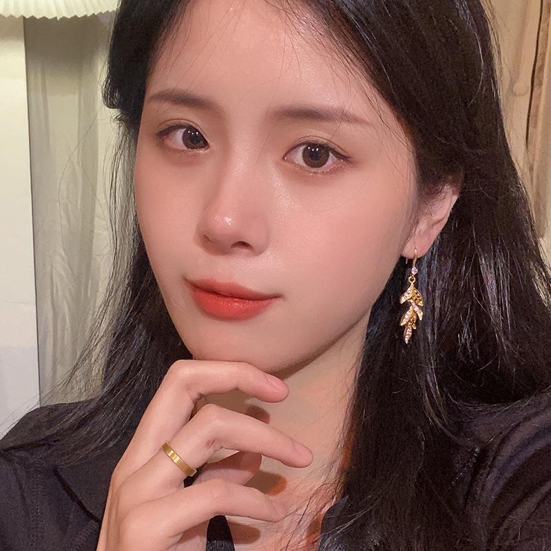 French High-End Atmosphere Unique Leaf Stud Earrings Niche Design Gentle Earrings Temperament Celebrity Light Luxury Ear Jewelry