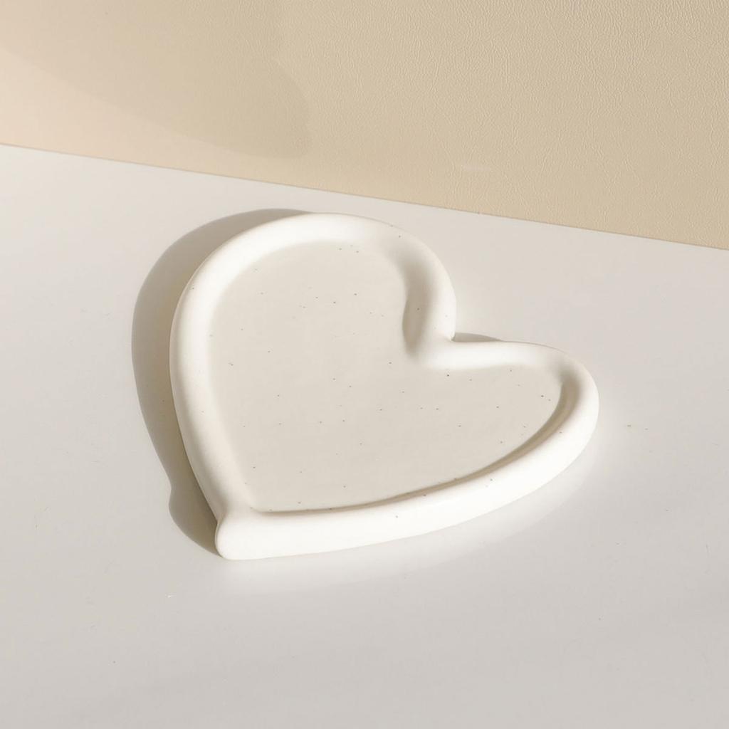 Fashionable Sturdy Ceramic Heart Shaped Jewelry Storage Tray Versatile Desk Organizers for Cosmetics and Accessories