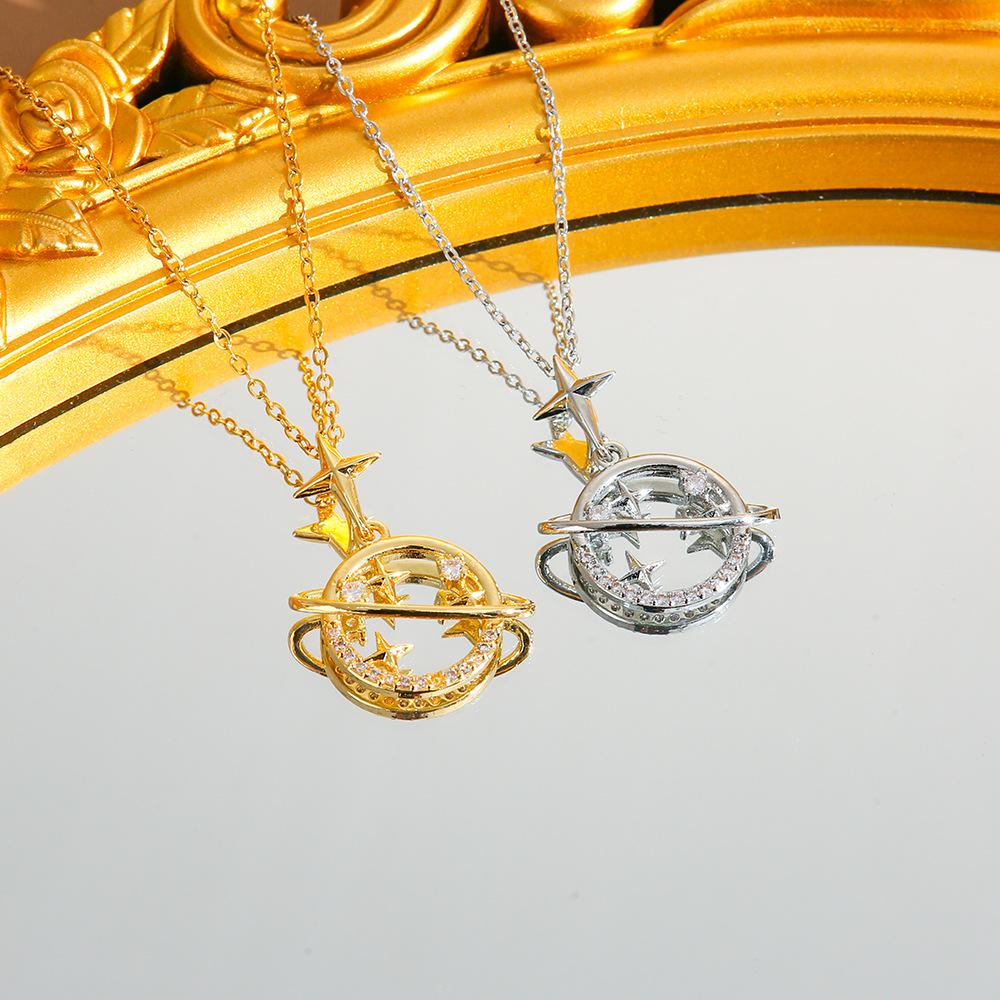 Collier minimaliste et luxueux en acier titane, orné de micro-incrustations planétaires, pour femme. Chaîne ras du cou en acier titane.